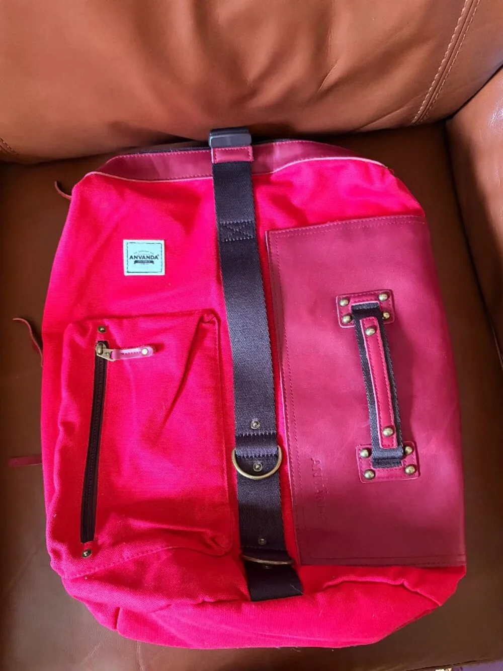 Använda Bag- NWT Convertible Backpack Bag -Red Canvas with Brown Leather